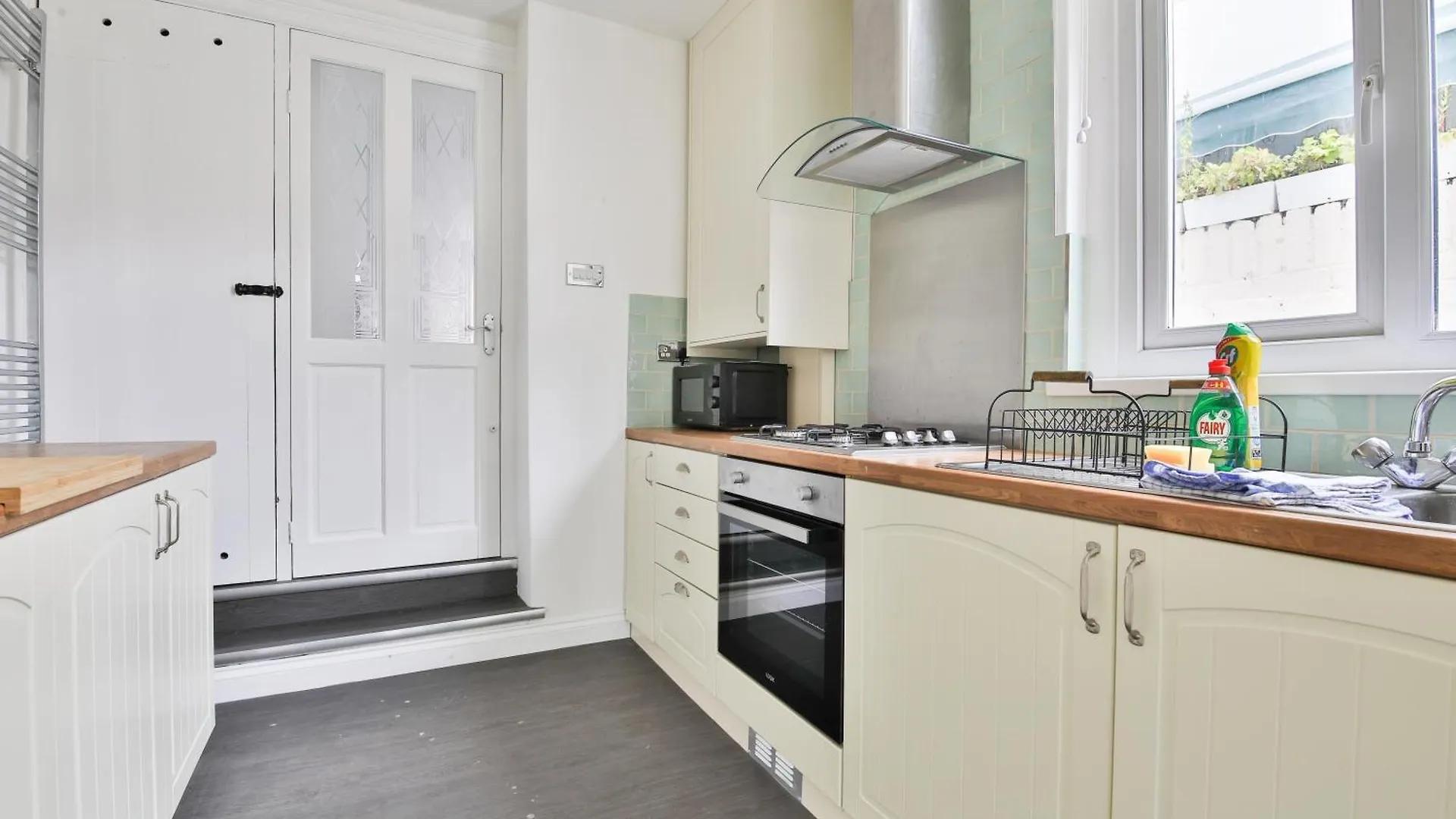 Fresh Cardiff Bay 2 Bedroom House- 3 Tv'S 0*,  United Kingdom