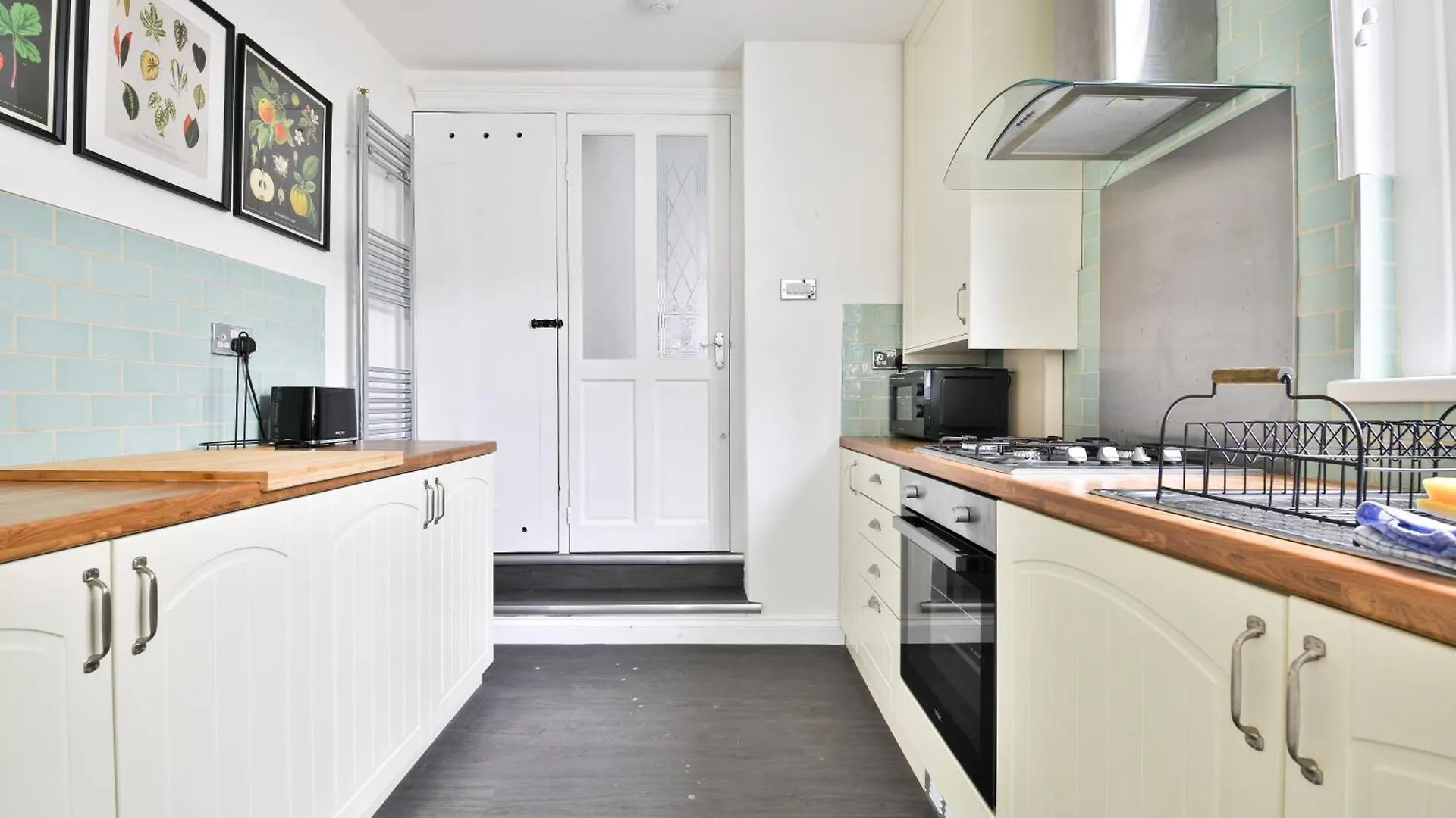 Fresh Cardiff Bay 2 Bedroom House- 3 Tv'S